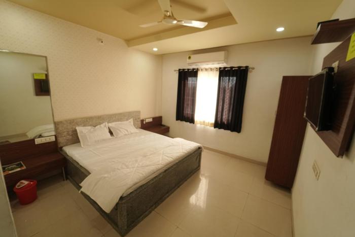 hotel pawar palace and restaurant