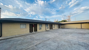 relax inn by oyo sulphur hwy 90
