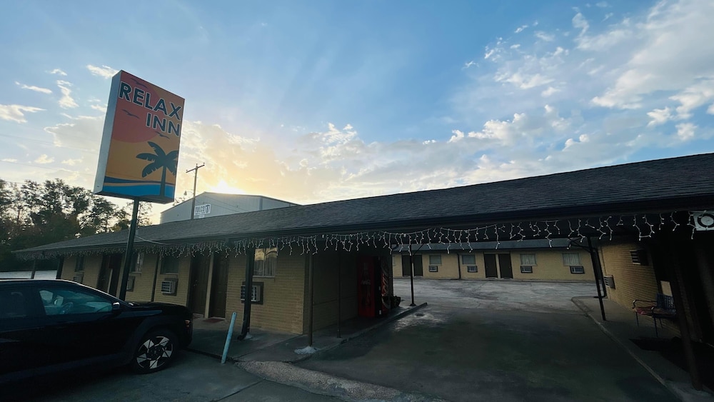relax inn by oyo sulphur hwy 90
