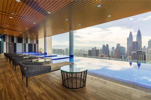 the lux deluxe by infinitum klcc 4 pax 1roomandhall