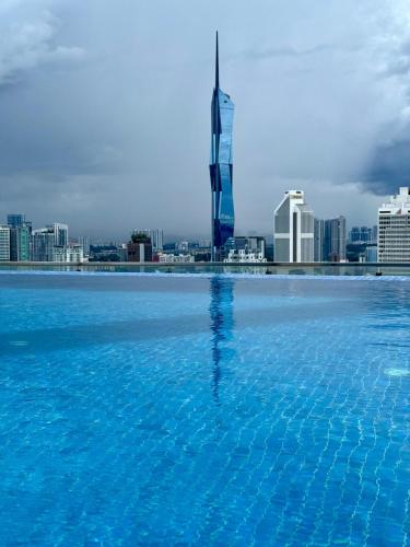 the lux deluxe by infinitum klcc 4 pax 1roomandhall