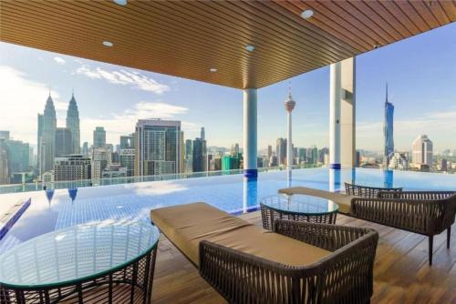 the lux deluxe by infinitum klcc 4 pax 1roomandhall