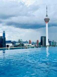 the lux deluxe by infinitum klcc 4 pax 1roomandhall