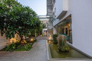 the pentouz lavelle road