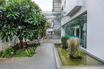 the pentouz lavelle road