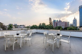 the pentouz lavelle road