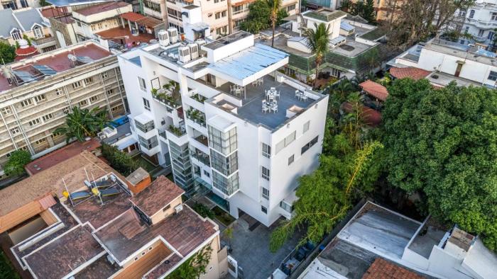 the pentouz lavelle road