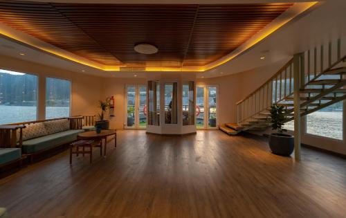 Divine Lake Cruise,,4 star