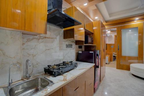 platinum services apartment dlf cyberhub