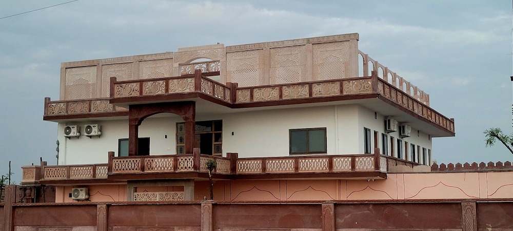 vrindavan garden and hotel