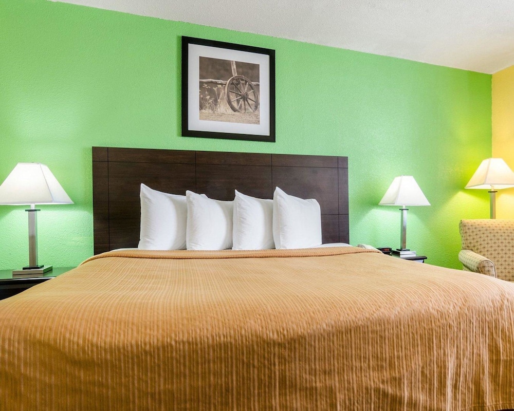 quality inn liberal