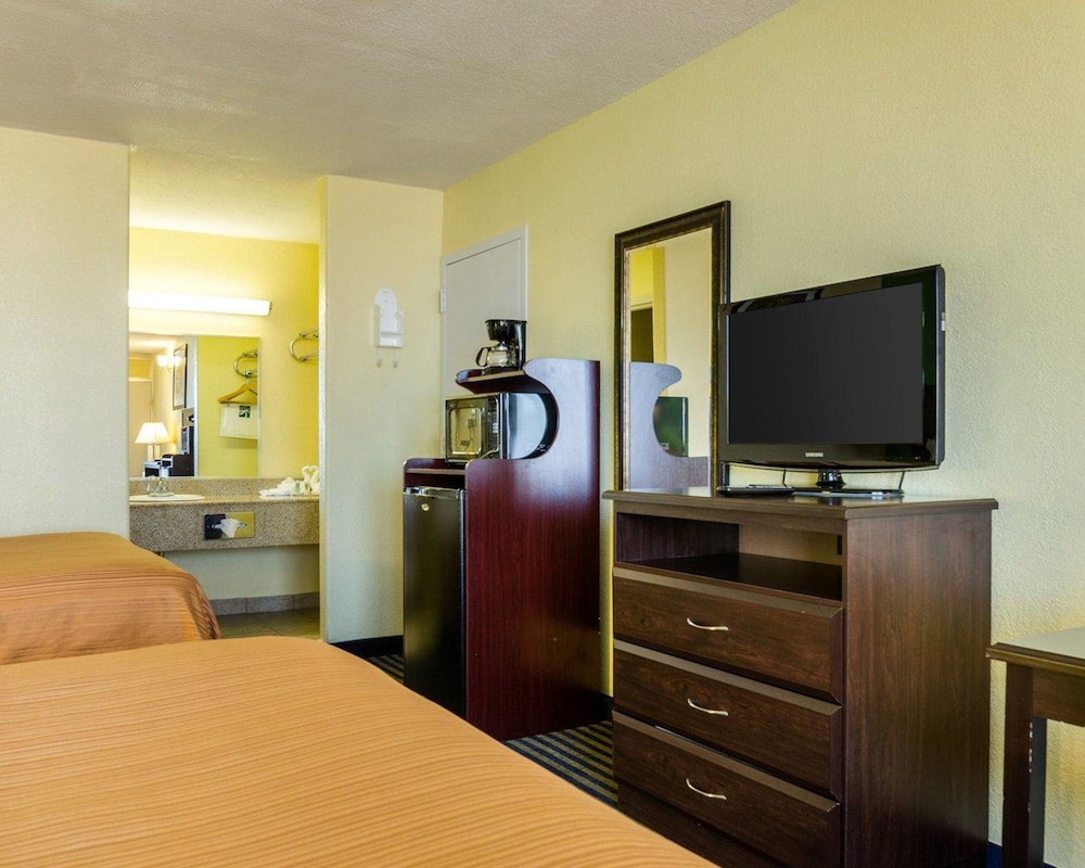 quality inn liberal
