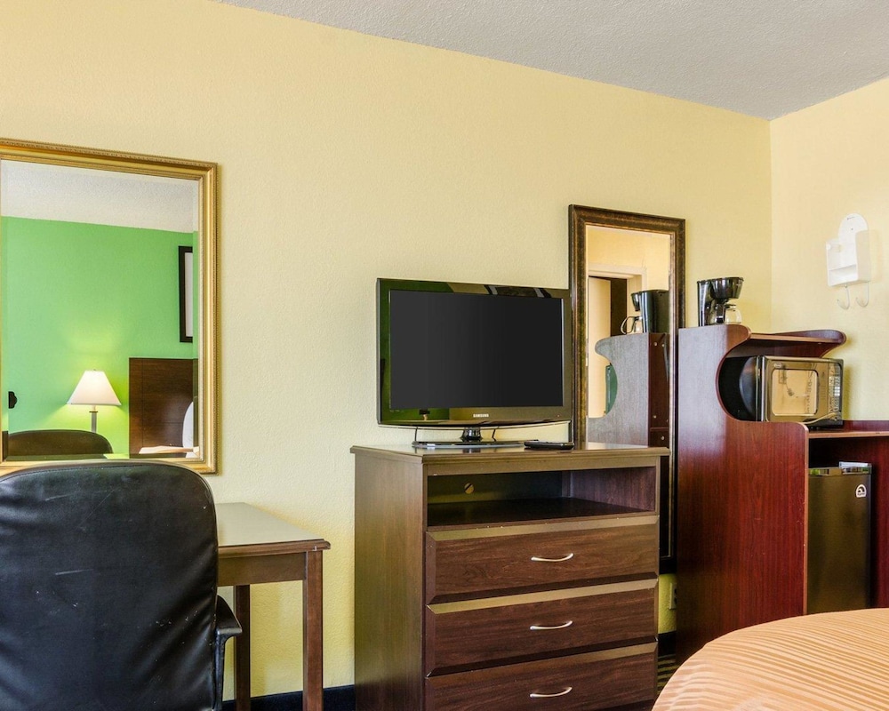 quality inn liberal