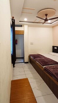 hotel mahakal naman palace