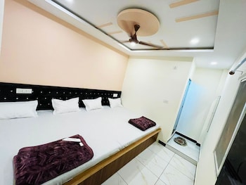 hotel mahakal naman palace