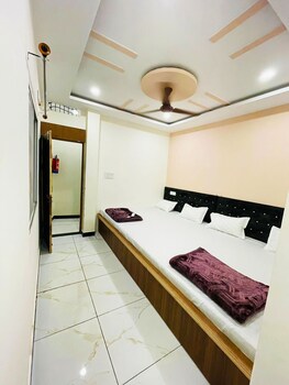 hotel mahakal naman palace