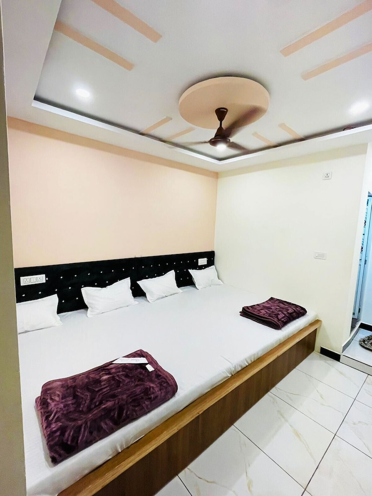 hotel mahakal naman palace