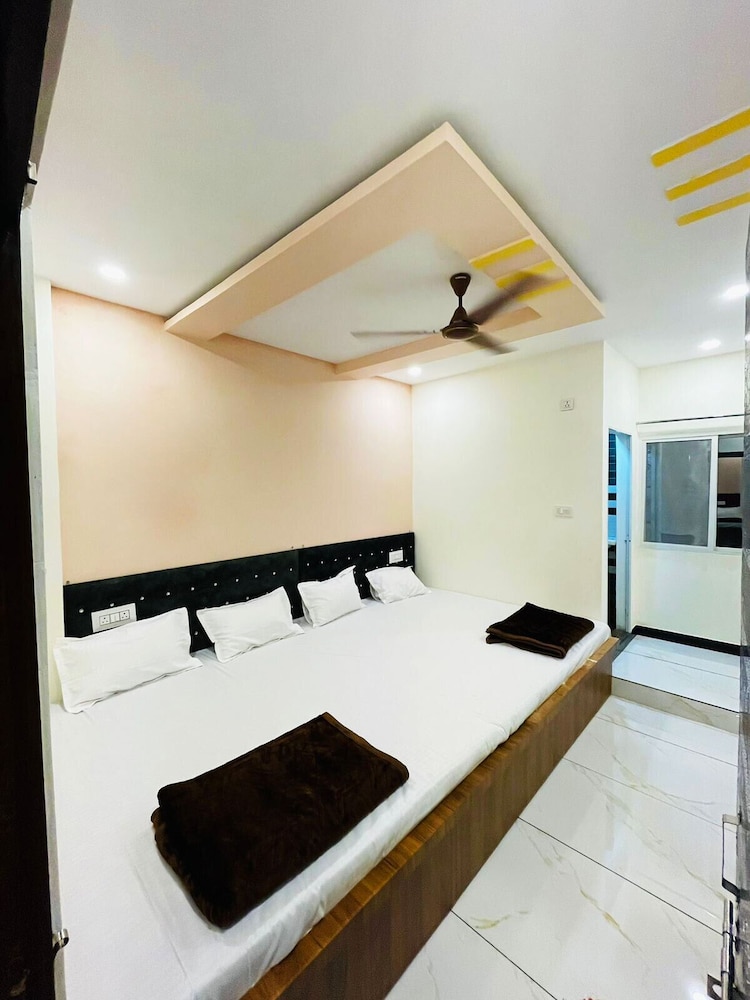 hotel mahakal naman palace