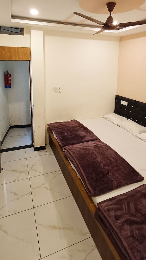 hotel mahakal naman palace