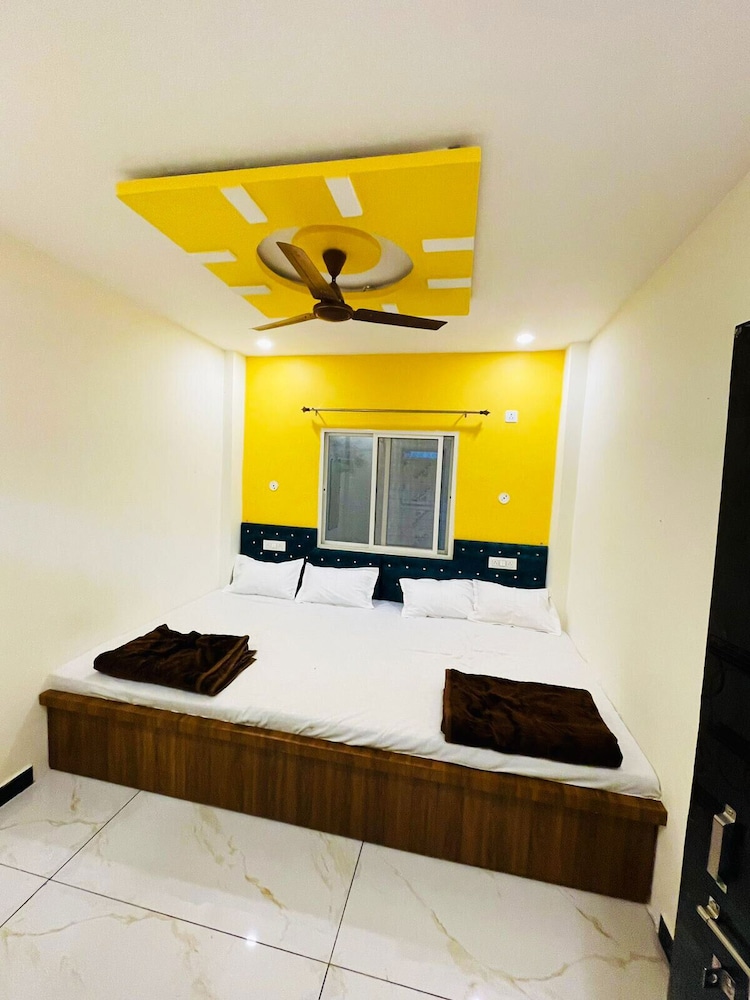 hotel mahakal naman palace