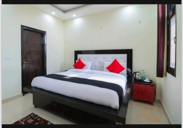 play ansal golf link 1 couple friendly