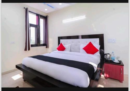 play ansal golf link 1 couple friendly