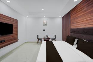 collection o sector 18 metro station