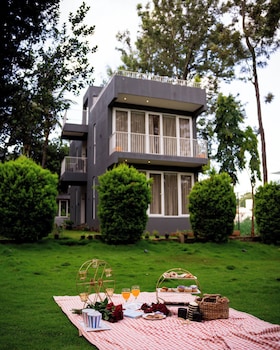 thavika silverwood residence yelagiri