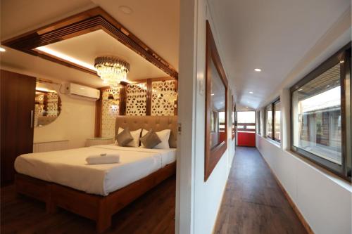 Royal Boathouse,,3 star