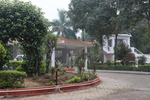 hotel shree krishna jungle resort