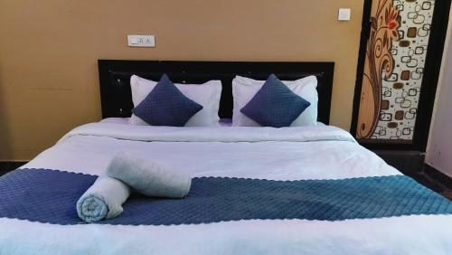 lill sparrow by the verdant escapes