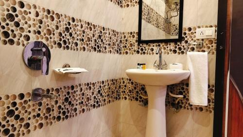 lill sparrow by the verdant escapes