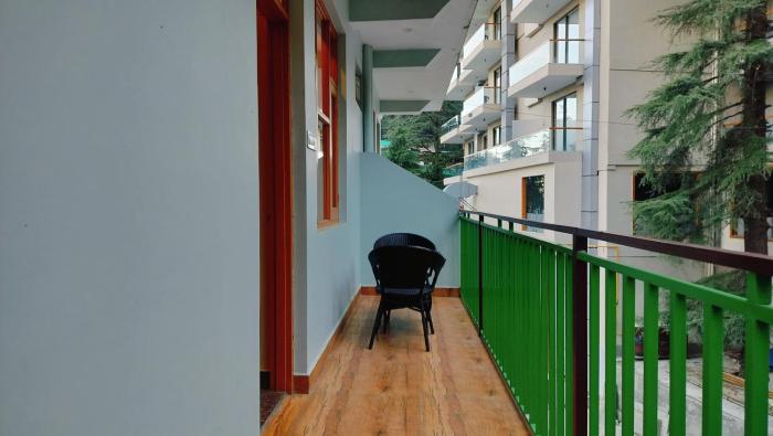 lill sparrow by the verdant escapes