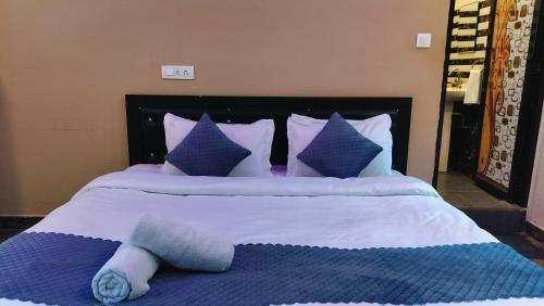 lill sparrow by the verdant escapes