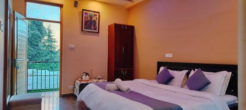 lill sparrow by the verdant escapes