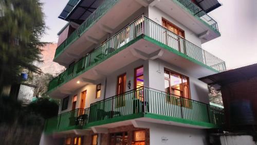 lill sparrow by the verdant escapes