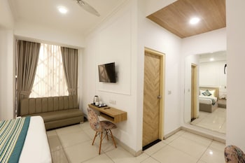 hotel emerald suites and banquet