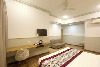 hotel emerald suites and banquet