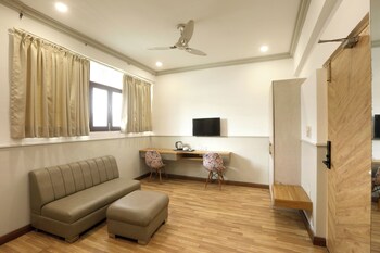 hotel emerald suites and banquet