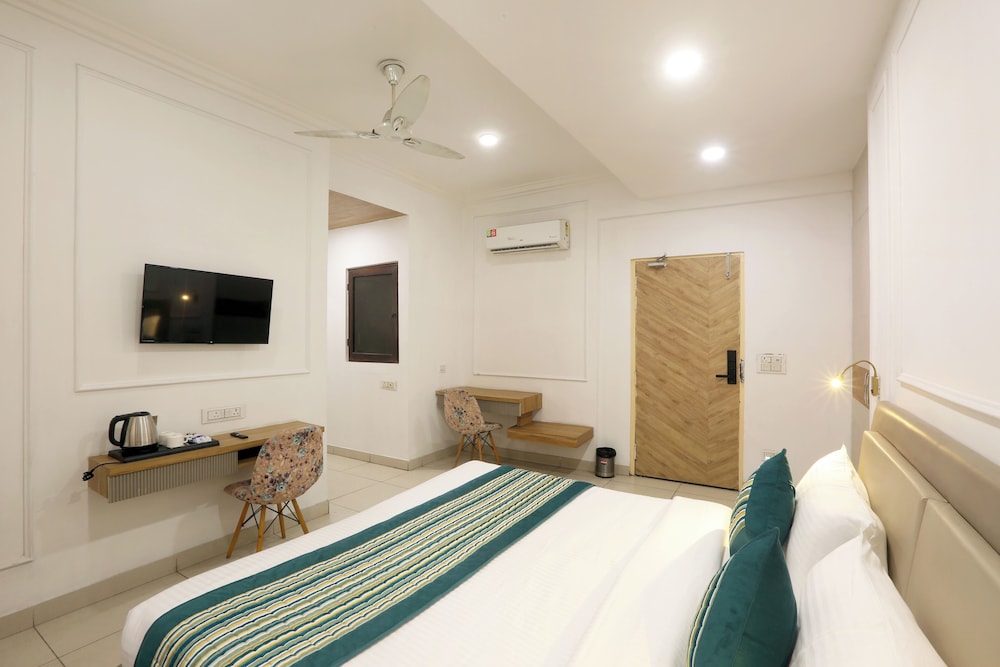 hotel emerald suites and banquet