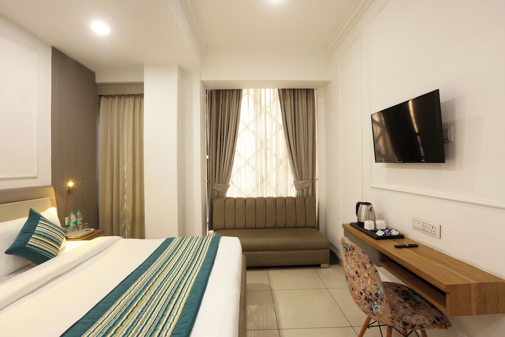 hotel emerald suites and banquet