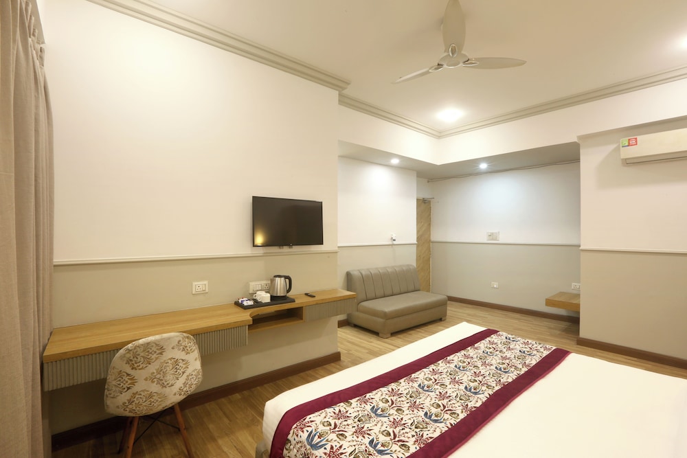 hotel emerald suites and banquet