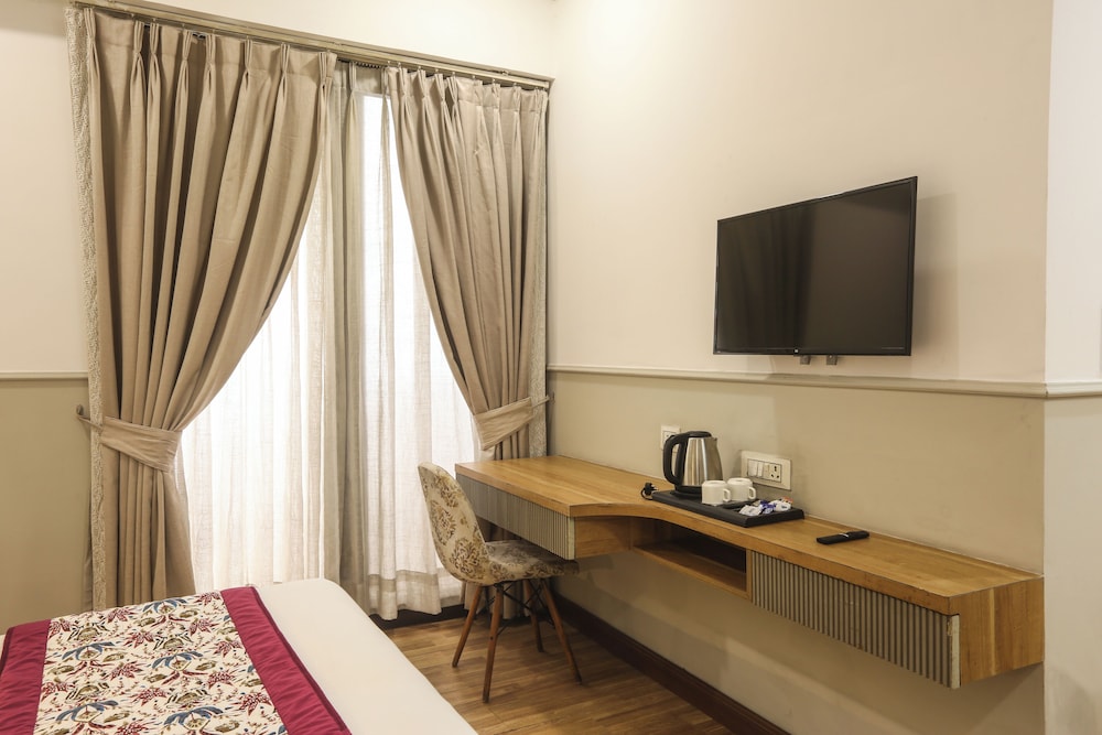 hotel emerald suites and banquet