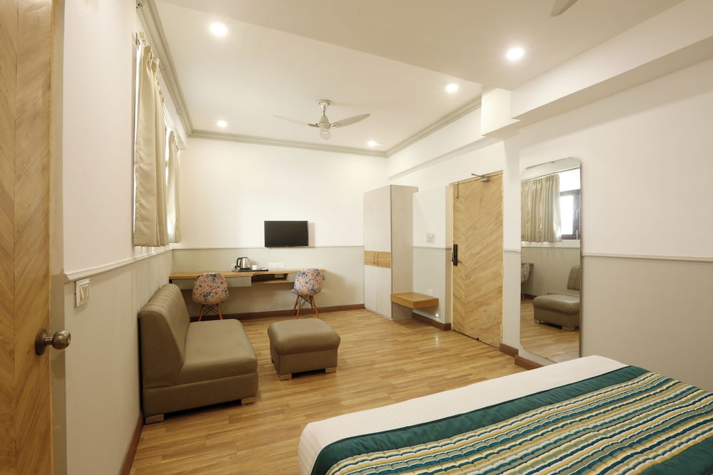 hotel emerald suites and banquet