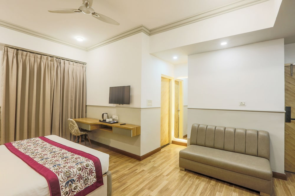 hotel emerald suites and banquet