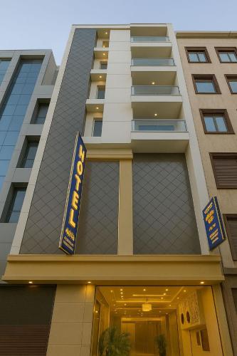 Hotel Emerald Suites & Banquet,,2 star
