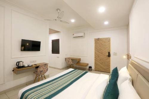 Hotel Emerald Suites & Banquet,,2 star