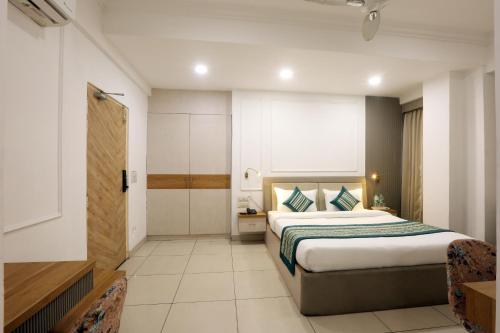 Hotel Emerald Suites & Banquet,,2 star