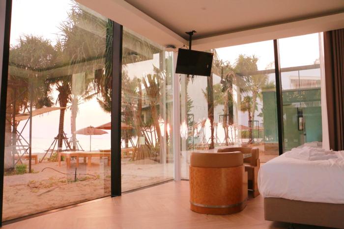 mirror mirror hotel cafe and restaurant