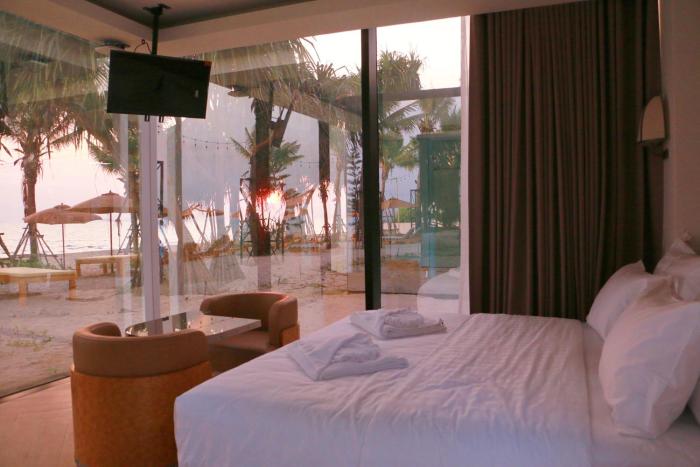 mirror mirror hotel cafe and restaurant